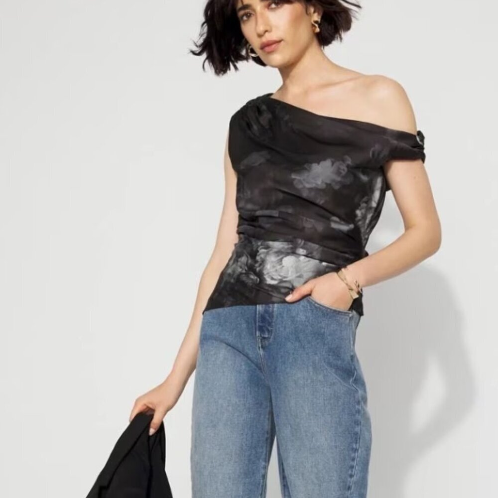 White House Black Market Off‑the‑Shoulder Satin Top – Photografico B&W – 6 NWT